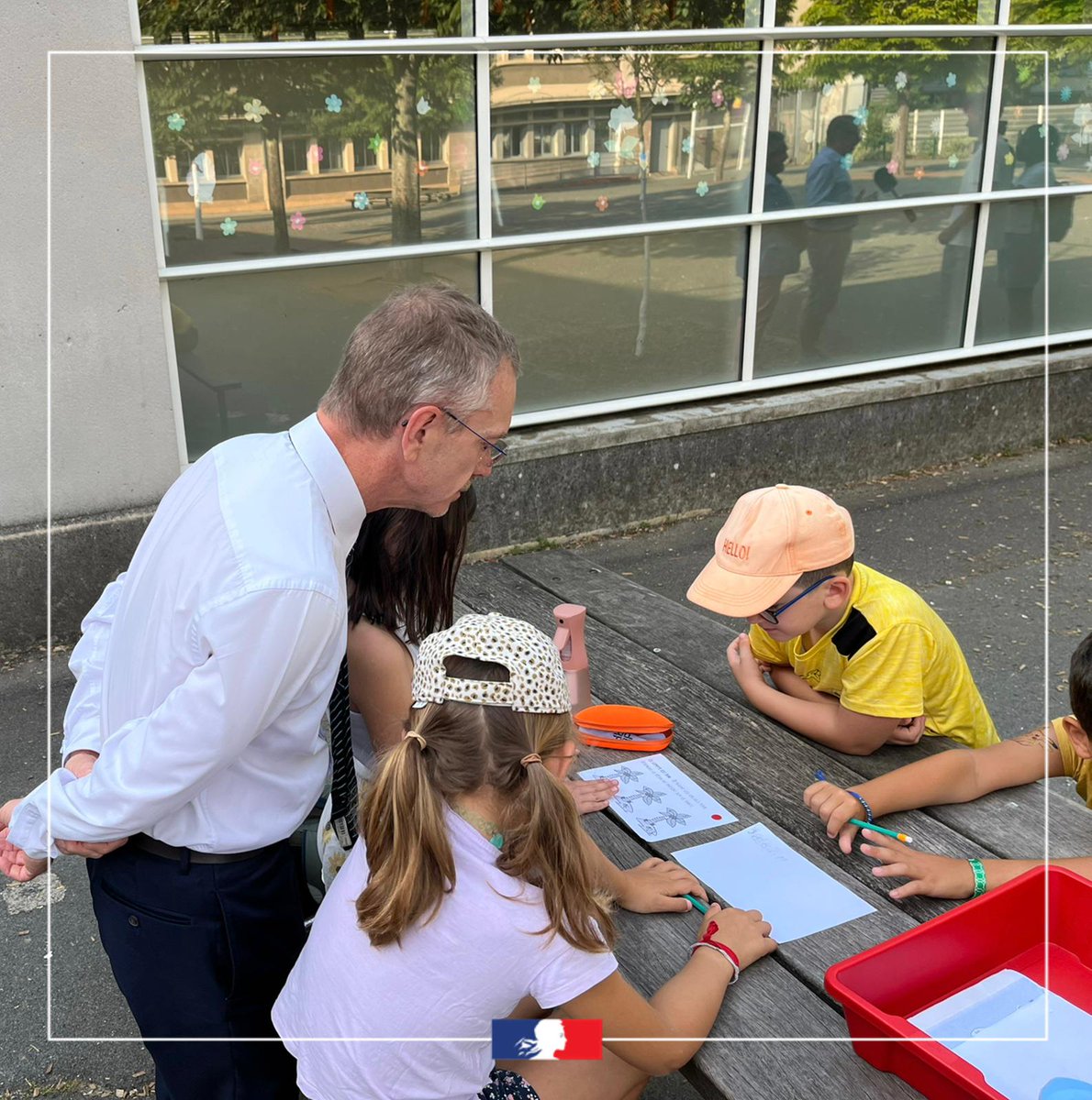 🌡Face à la canicule, protéger les élèves et les personnels est une priorité.
Le recteur s'est déplacé ce matin à l’école Dupaty à #Bordeaux pour constater les mesures mises en place face à la canicule : aménagements des horaires, espaces rafraîchis, sensibilisation des élèves…
