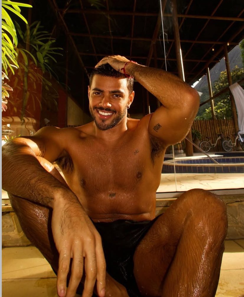 poponze's tweet photo. Aos 30 anos, Gabriel Fuentes, ator da Globo, afirma que não se arrepende de ter criado um OnlyFans. https://t.co/Pehw8sFpXE