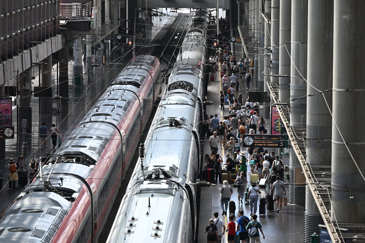 <a href="/SaraHispania/">SARA GONZÁLEZ</a> ☎️ Teléfonos de atención al viajero

📍 Información, anulaciones o asistencia: 91 232 03 20
📍 Para incidencias y reclamaciones: 900 878 333

👉 Adif no ha informado de una hora estimada sobre la recuperación de la normalidad en el tráfico ferroviario