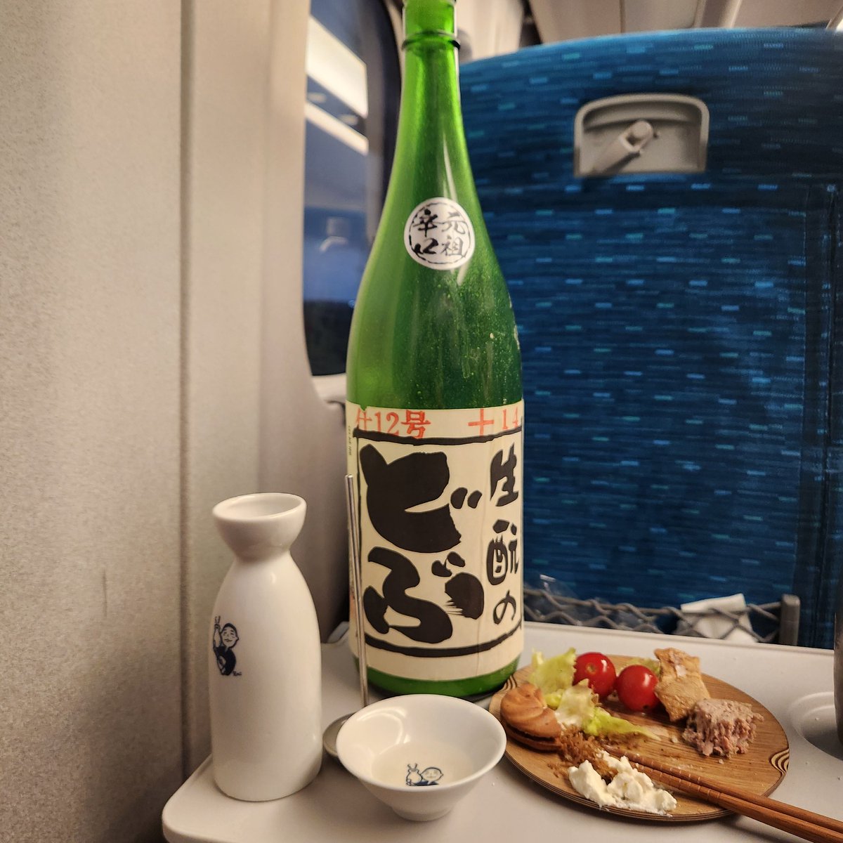 新燗線の車両と車両の段差でスーツケースがつまずいて、その上に乗ってた保冷バッグがまっ逆さまに地面に落ちて、その中に入ってた半熟ゆでたまごが2個とも地面の上で割れて今これ