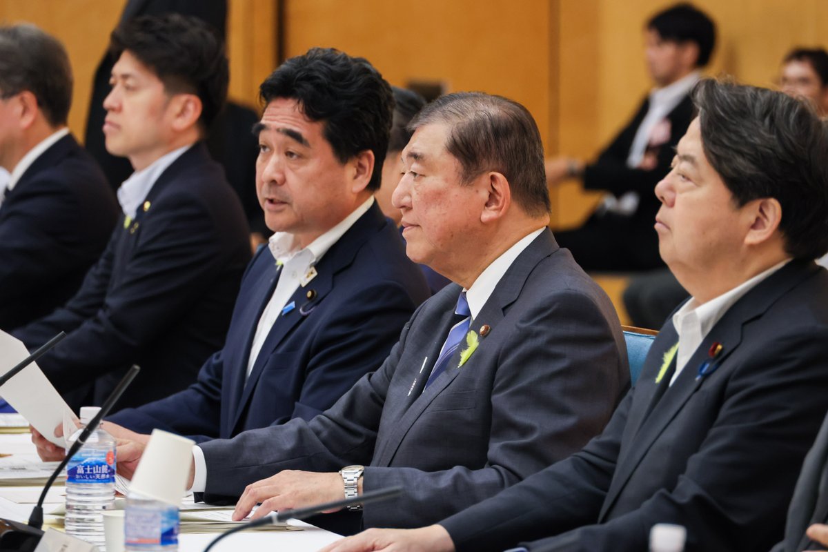 本日、中央防災会議を開催し、南海トラフ地震の「防災対策推進基本計画」の見直しなどを行いました。南海トラフ地震がいつ発生してもおかしくないと言われる中、今後10年間で完遂すべき重点施策を具体的に定め、進捗状況のモニタリングを行います。