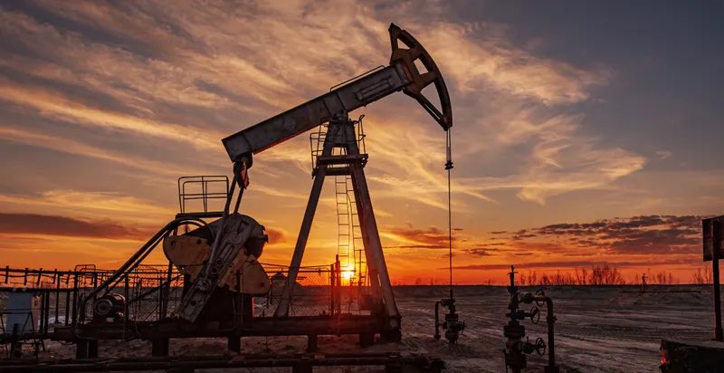 أسعار #النفط تتراجع بسبب توقعات بزيادة إنتاج #أوبك_بلس في أغسطس بـ411 ألف #برميل يوميًا، وسط قلق الأسواق من تباطؤ اقتصادي محتمل نتيجة الرسوم الجمركية الأمريكية.

🔹خام برنت هبط إلى 66.58 دولار، وتكساس إلى 64.91 دولار. و#مورجان_ستانلي يتوقع انخفاض الأسعار إلى 60 دولارًا مع وفرة