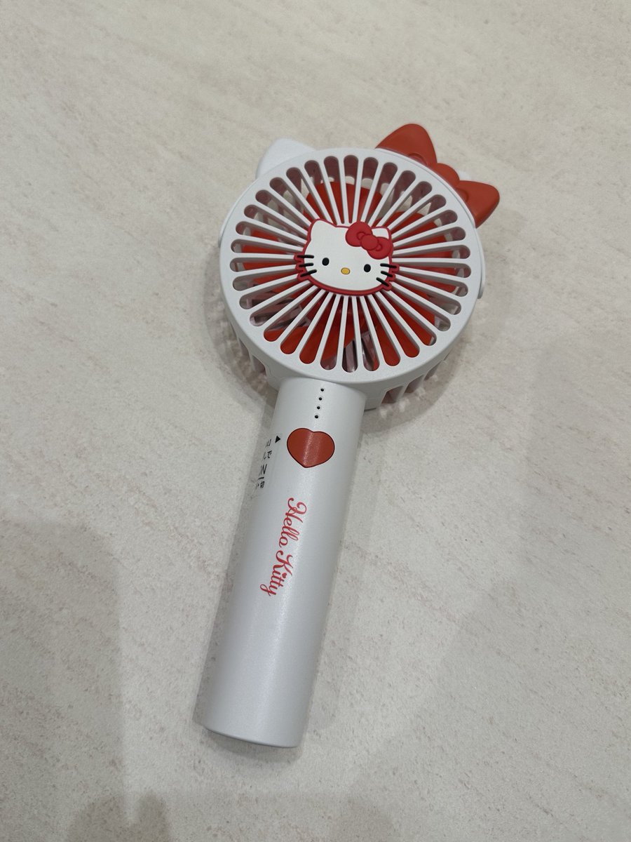 最近のお気に入りはキティちゃんの耳付きハンディファン♥️

日傘は芦屋ロサブラン愛用、絶対持って外出するよ！UVカットも勿論だけど気温が全然違うの！ほんとうに！男性も自分の体を守るために持って欲しい、恥ずかしくないよ！高い日傘じゃなくても◎男性には中谷の日傘がおすすめ！