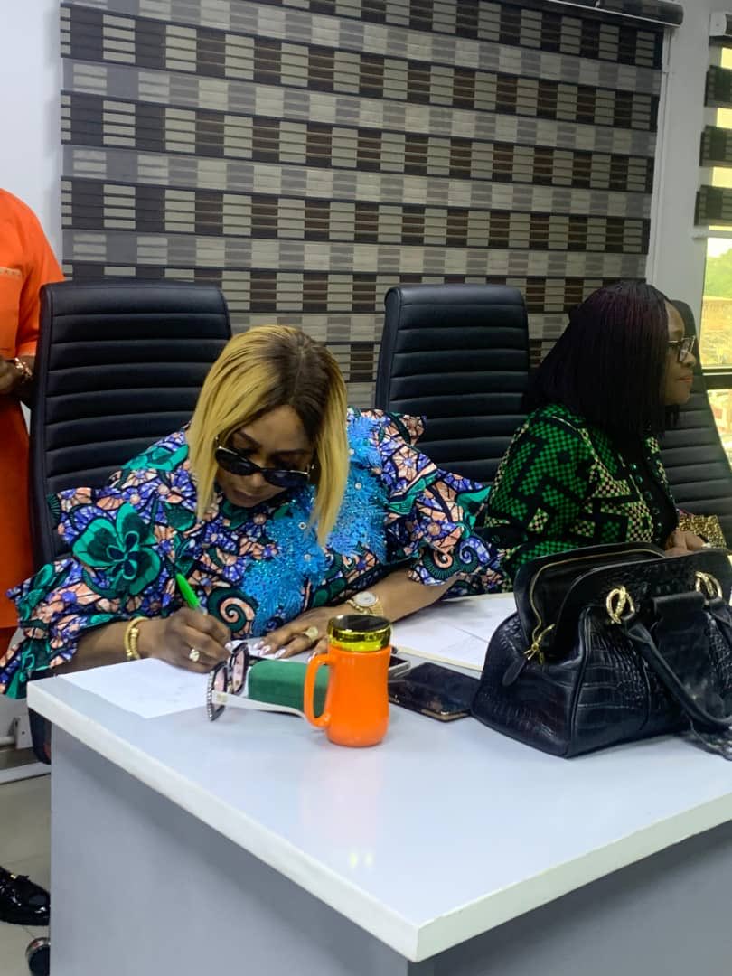 Towards tackling modern challenges affecting children in Edo State, a stakeholders' engagement has been held between the Ministry of Women Affairs &amp; Social Development and the Ministry of Justice to finalize the review of the State Child Rights Law, 2007.
facebook.com/share/1BqV6wV2…