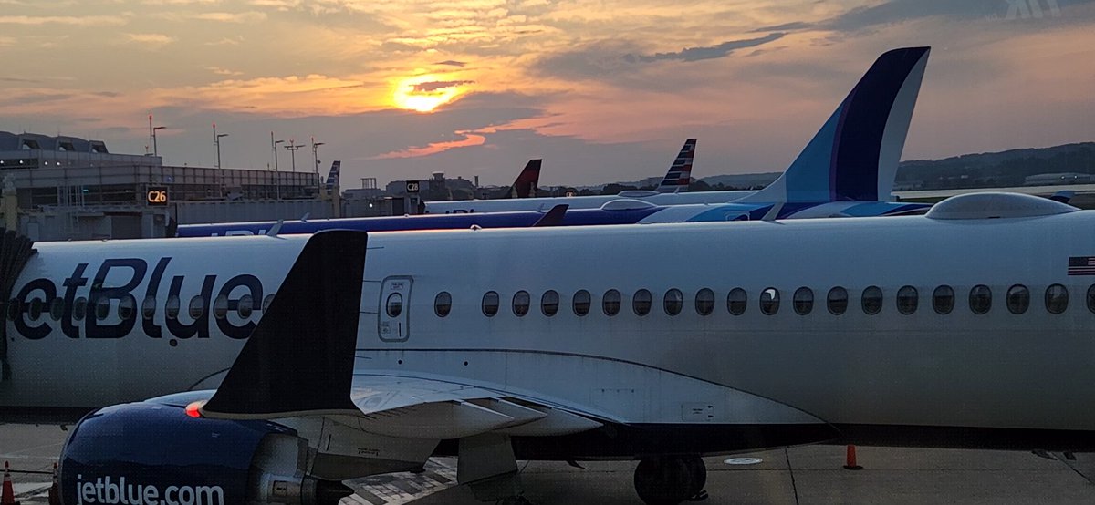 love_corey's tweet image. GM the beautiful sunrise from @Reagan_Airport @TuckerFox5 @Conthescene @MikeTFox5 @MatthewCappucci @TaylorGrenda @gwenfox5dc @caitlinrothfox5 @JenDelgadoFOX @accuweather @weatherchannel @capitalweather