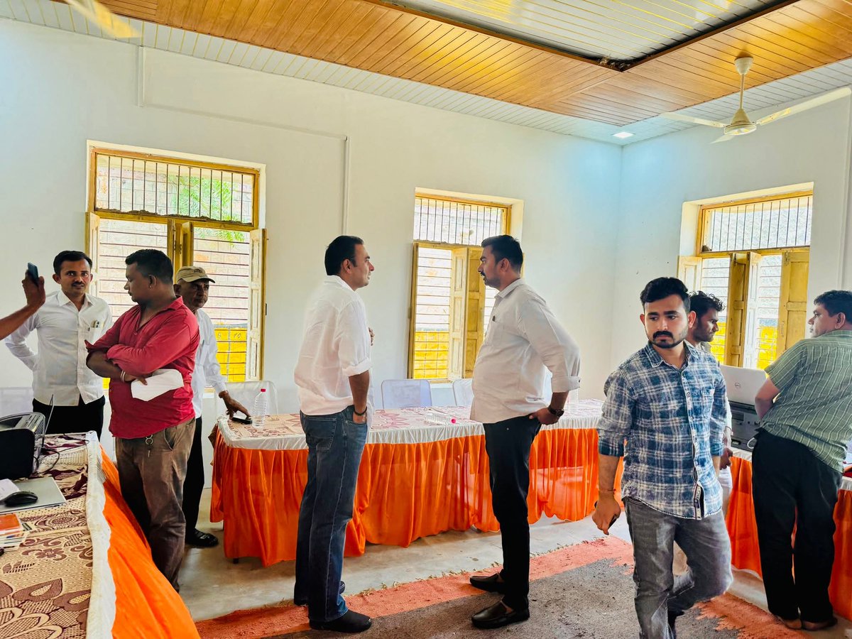 📍महाबार 

राजस्थान सरकार द्वारा मूलभूत समस्याओं के निराकरण के लिए "अन्त्योदय सम्बल पखवाड़ा" के तहत शिविरों का आयोजन किया जा रहा है। आज महाबार ग्राम पंचायत में आयोजित शिविर में पहुंचकर इन शिविरों की वस्तुस्थिति को जाना। 

शिविर में जुटी भारी भीड़ यह संकेत दे रही थी कि मूलभूत