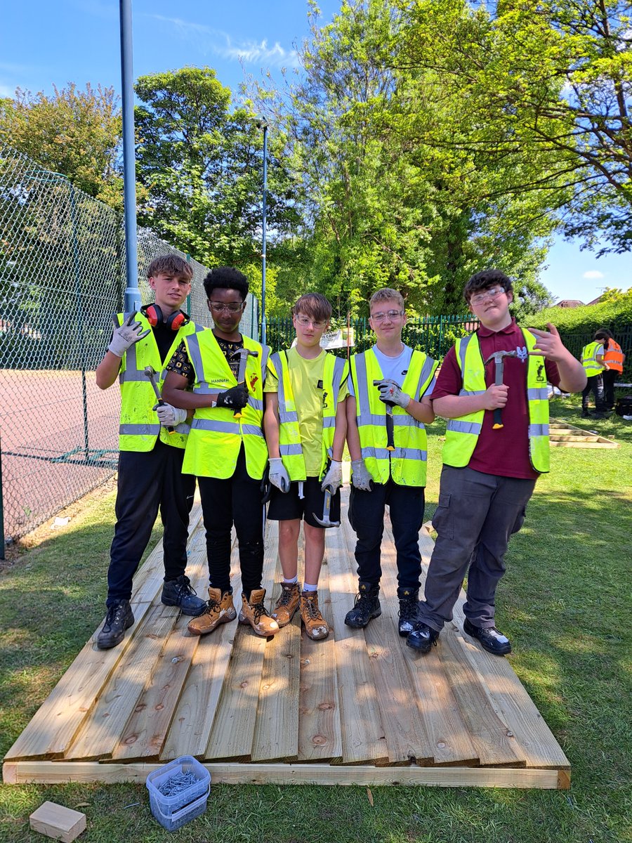 PlantbrkSchool's tweet image. Some of our students have been helping to build new facilities for the community at Yardley Tennis Club

They also gained their Level 3 City &amp;amp; Guilds Carpentry qualification 👏🔨 

#CommunityProject #StudentSuccess #bethebestyoucanbe #Plantbrookcareers