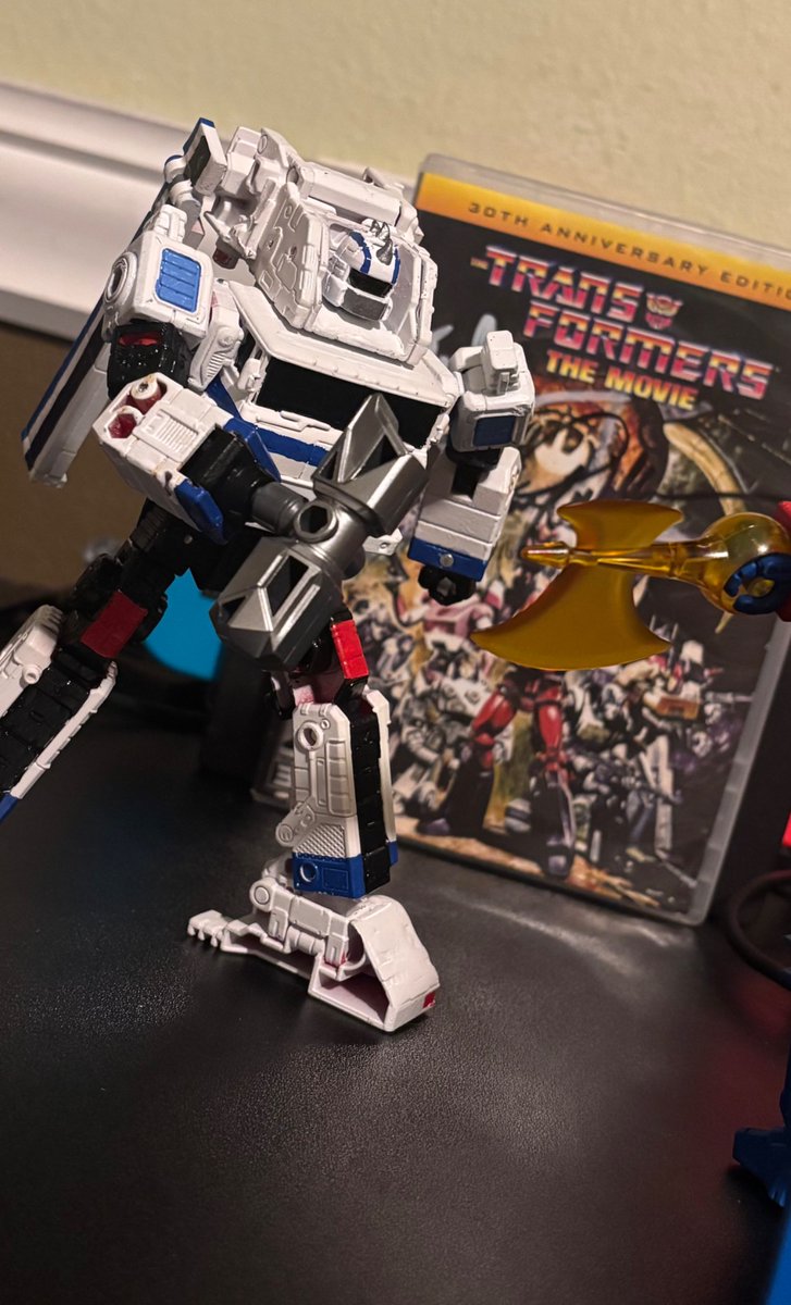 Finally got around to making this, here’s my custom g1 transit
#transformers #maccadam