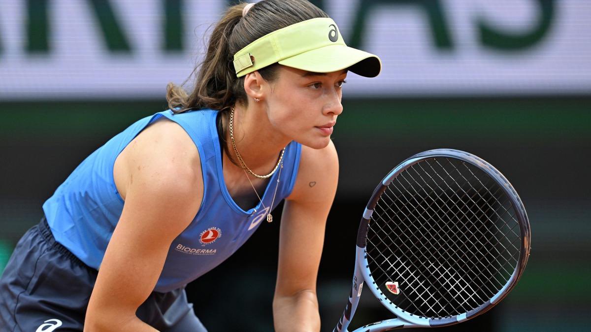 🎾 2025 Wimbledon’da ikinci günün heyecanını Zeynep Sönmez ile yaşıyoruz

🇹🇷 Milli tenisçimiz saat 14.30 civarında kariyerinin ilk Wimbledon ana tablo maçına çıkacak

📺<a href="/ssporttr/">S Sport</a> ve <a href="/ssportplustr/">S Sport Plus</a>’ta maçın anlatımındayım

👀Zeynep’in ilk Grand Slam galibiyetine şöyle kitlendik