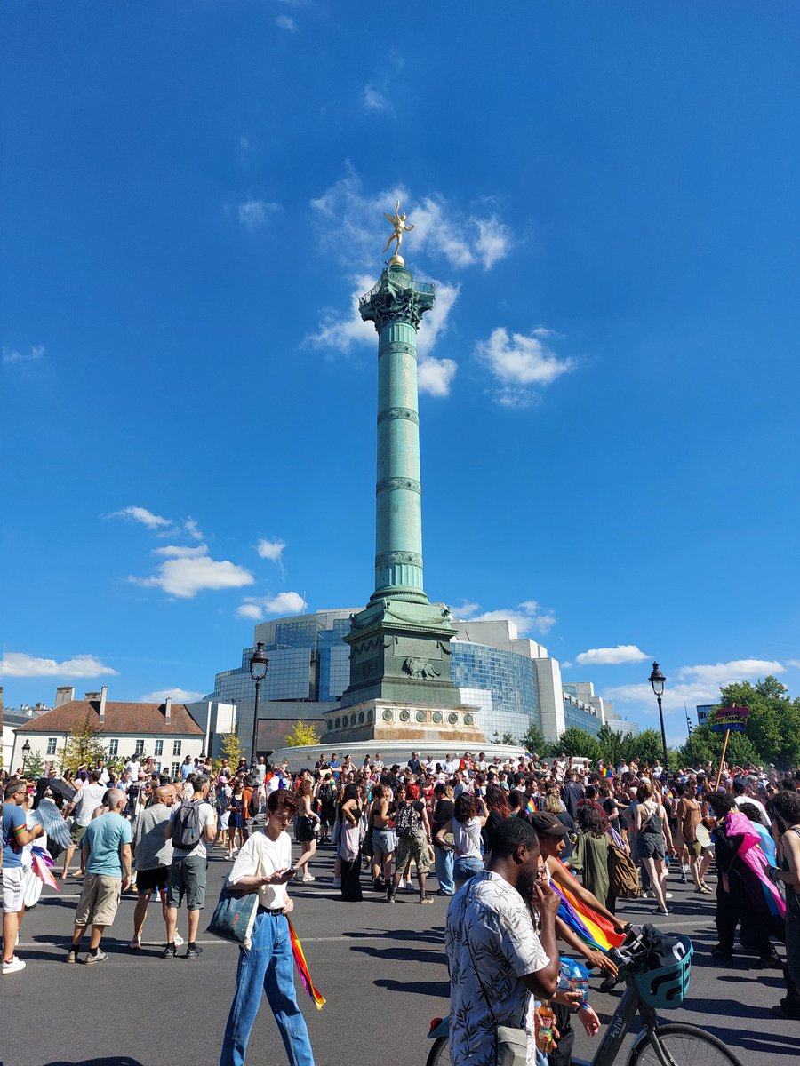 This weekend, it was Gay Pride in Paris. Here are some pics of what could bé seen : handsome guys (🥵), La Grande Dame (from Drag Race France season 1) and Bastille square