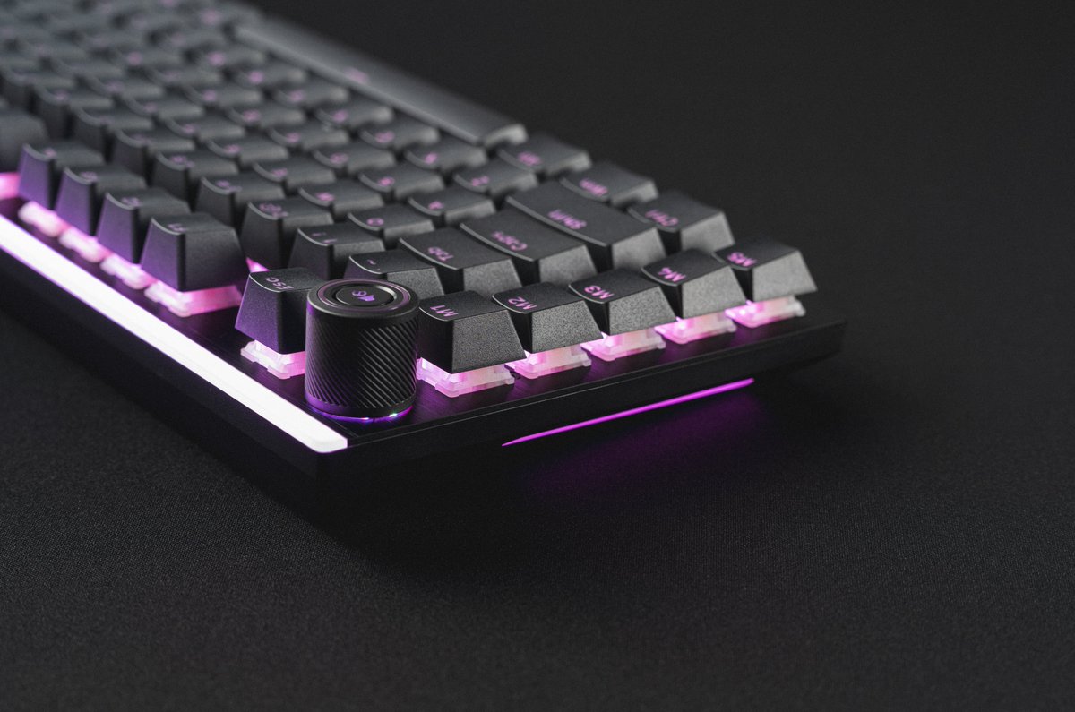 Escaldi's tweet image. ICYMI: @bequietofficial announced a line of PC peripherals earlier this year. They sent me their Light Mount keyboard to try out - no strings attached.

Quick thoughts:

- Full size layout is nice for work-related tasks, but too big to keep on a desk for gaming if your setup is…
