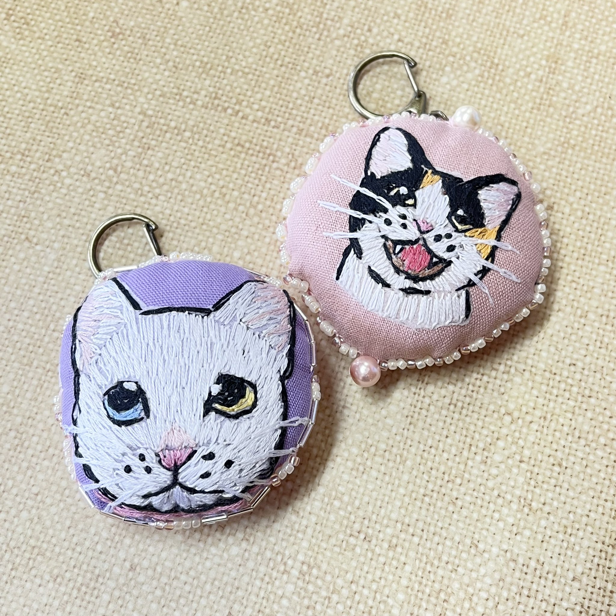 猫ベコ アクリルキーホルダー with ミニベコ2つ付 | akabeco