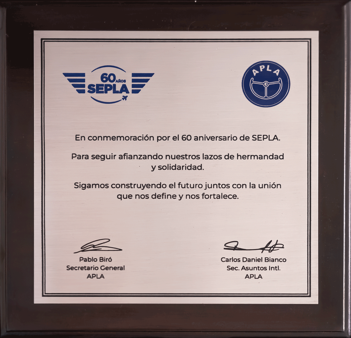 Muchas gracias a <a href="/aplapilotos/">APLA</a> 🇦🇷y a su secretario de Asuntos Internacionales, Daniel Bianco, por venir desde Argentina para asistir a la celebración de nuestro 60 aniversario. Y por la emotiva placa que nos habéis regalado. Seguiremos forjando juntos el futuro de la #aviación ✈️