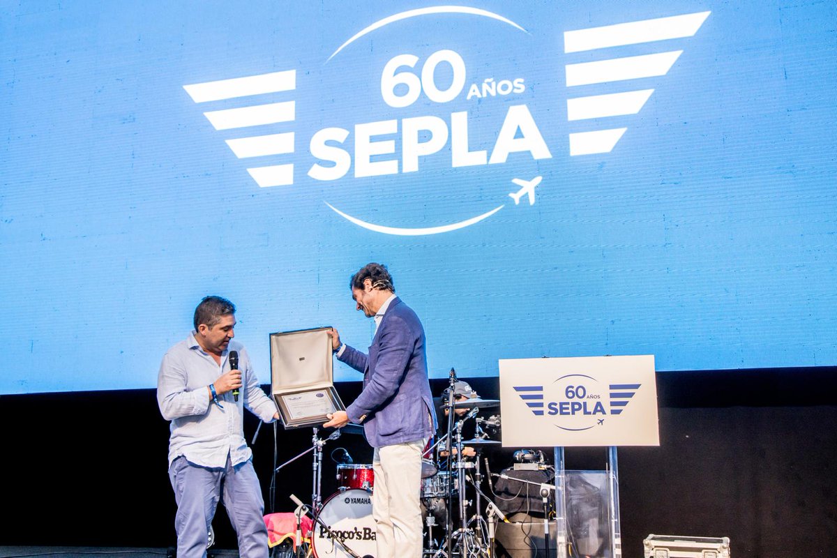 sepla_pilotos's tweet photo. Muchas gracias a @aplapilotos 🇦🇷y a su secretario de Asuntos Internacionales, Daniel Bianco, por venir desde Argentina para asistir a la celebración de nuestro 60 aniversario. Y por la emotiva placa que nos habéis regalado. Seguiremos forjando juntos el futuro de la #aviación ✈️ https://t.co/hiA7FjUVBU