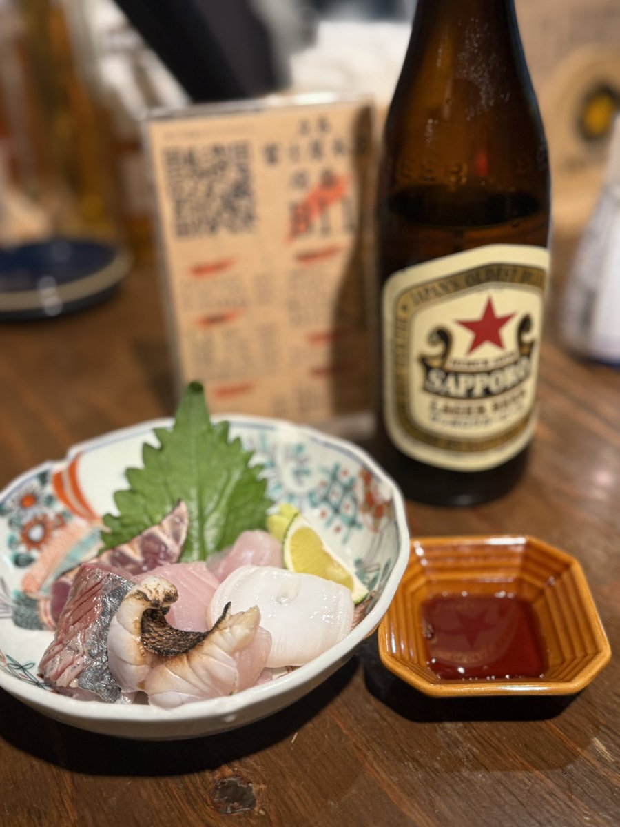 渋谷の隅っこ、久しぶりに富士屋へ。
前に来たときより、空気も人も、柔らかかった。
刺身に赤星。この静けさ、また来たくなる。
#富士屋 #立ち飲み#渋谷