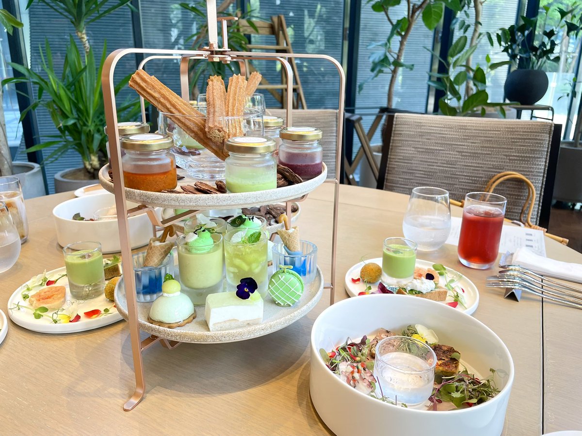mikumoto's tweet image. アフタヌーンティー!
メロンのアフヌンだったので、これは…!と思い、3〜4年前に買って1回しか着てなかったメロン柄の浴衣を着たよ🍈
浴衣自体着るのが3〜4年ぶりだったので、道具が劣化してたりどこにどの紐使うんだっけ…?となったりしましたが、どうにか着られてよかったよかった。
