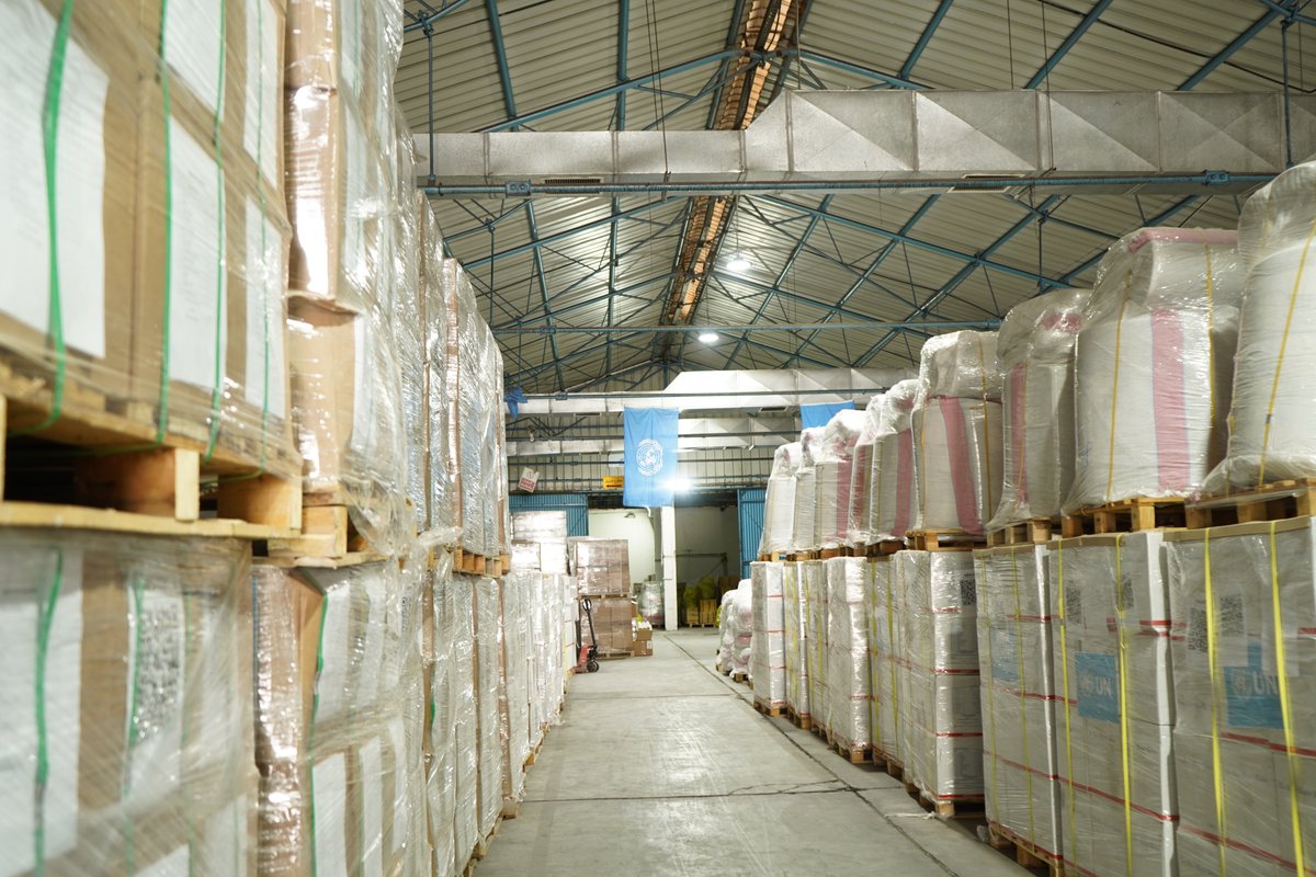 UNRWAJFO's tweet image. The @UNRWA #Jordan warehouse holds enough aid to last a month for over 200,000 people in #Gaza:

➡️ 2K tons of flour
➡️ 55K food parcels
➡️ 19K hygiene kits
➡️ 196K blankets
➡️ critical medical supplies

This aid has been blocked by the State of Israel. The siege must be lifted.