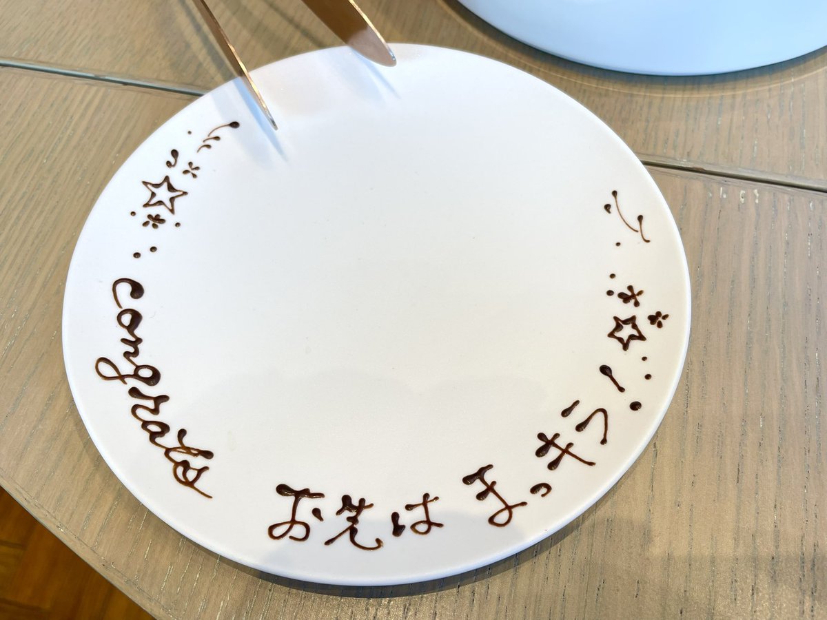 mikumoto's tweet image. そして友達が頼んでくれてたメッセージプレートが素晴らしすぎて大感謝!!😭
4・5月生まれ(私以外のお2人)&上國料さん卒業祝いとのことでしたが、まっキラの分量が大きすぎる!