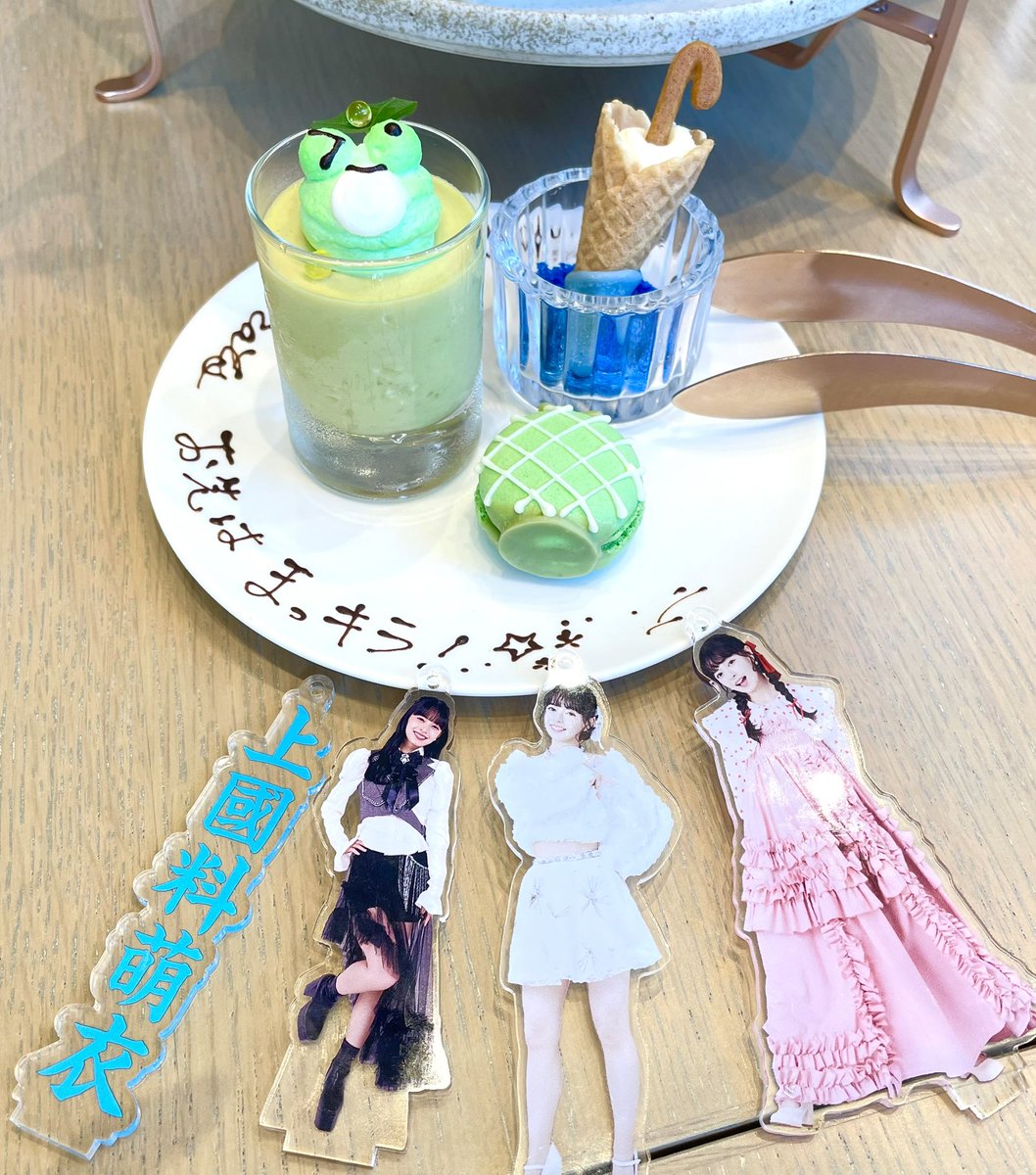 mikumoto's tweet image. そして友達が頼んでくれてたメッセージプレートが素晴らしすぎて大感謝!!😭
4・5月生まれ(私以外のお2人)&上國料さん卒業祝いとのことでしたが、まっキラの分量が大きすぎる!