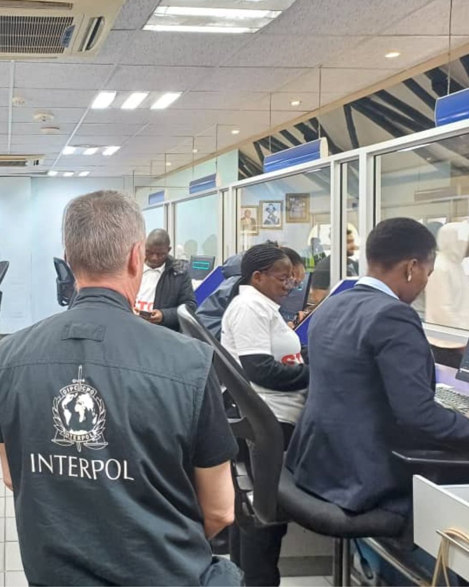 INTERPOL_HQ's tweet image. INTERPOL organized a Smuggling Training and Operations Programme in Eswatini 🇸🇿
Operation STOP trained 25 participants from Eswatini Immigration, Customs and Police on checking IDs using INTERPOL mobile devices at the Ngwenya land border with South Africa.