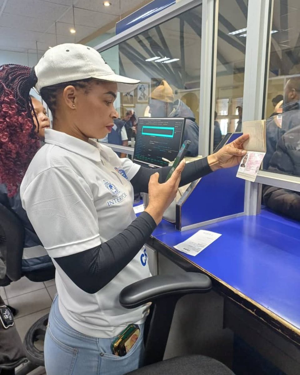 INTERPOL_HQ's tweet image. INTERPOL organized a Smuggling Training and Operations Programme in Eswatini 🇸🇿
Operation STOP trained 25 participants from Eswatini Immigration, Customs and Police on checking IDs using INTERPOL mobile devices at the Ngwenya land border with South Africa.