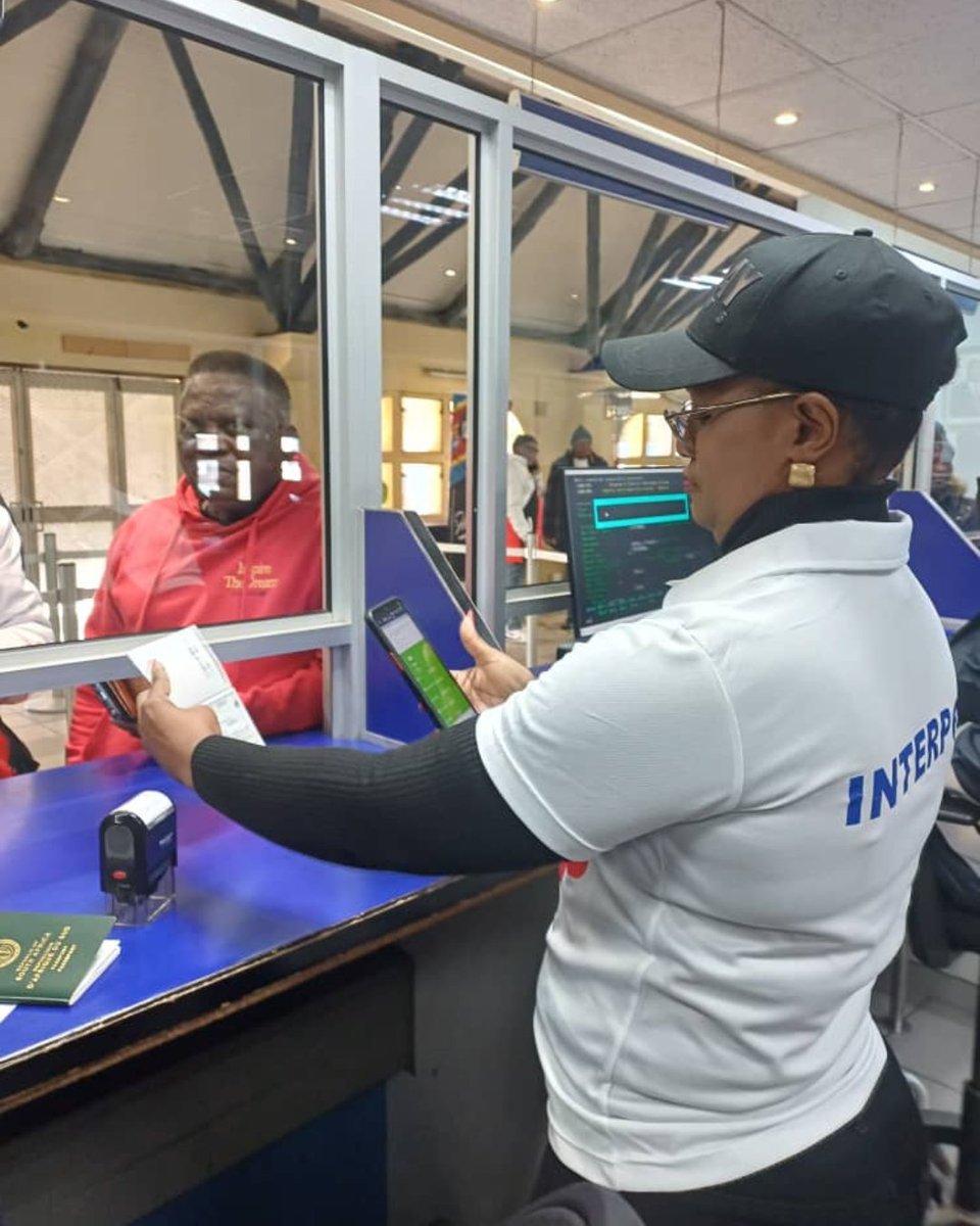 INTERPOL_HQ's tweet image. INTERPOL organized a Smuggling Training and Operations Programme in Eswatini 🇸🇿
Operation STOP trained 25 participants from Eswatini Immigration, Customs and Police on checking IDs using INTERPOL mobile devices at the Ngwenya land border with South Africa.