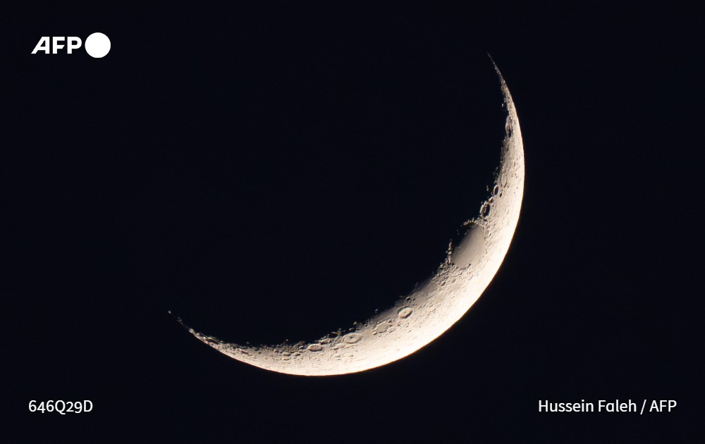 🇮🇶🌙مصوّر وكالة #فرانس_برس في #العراق حسين فالح يلتقط صورة للقمر في سماء مدينة البصرة بجنوب البلاد في 28 حزيران/يونيو 2025. 

📸 <a href="/Hussein_Afp/">Hussein Faleh | حسين فالح</a>