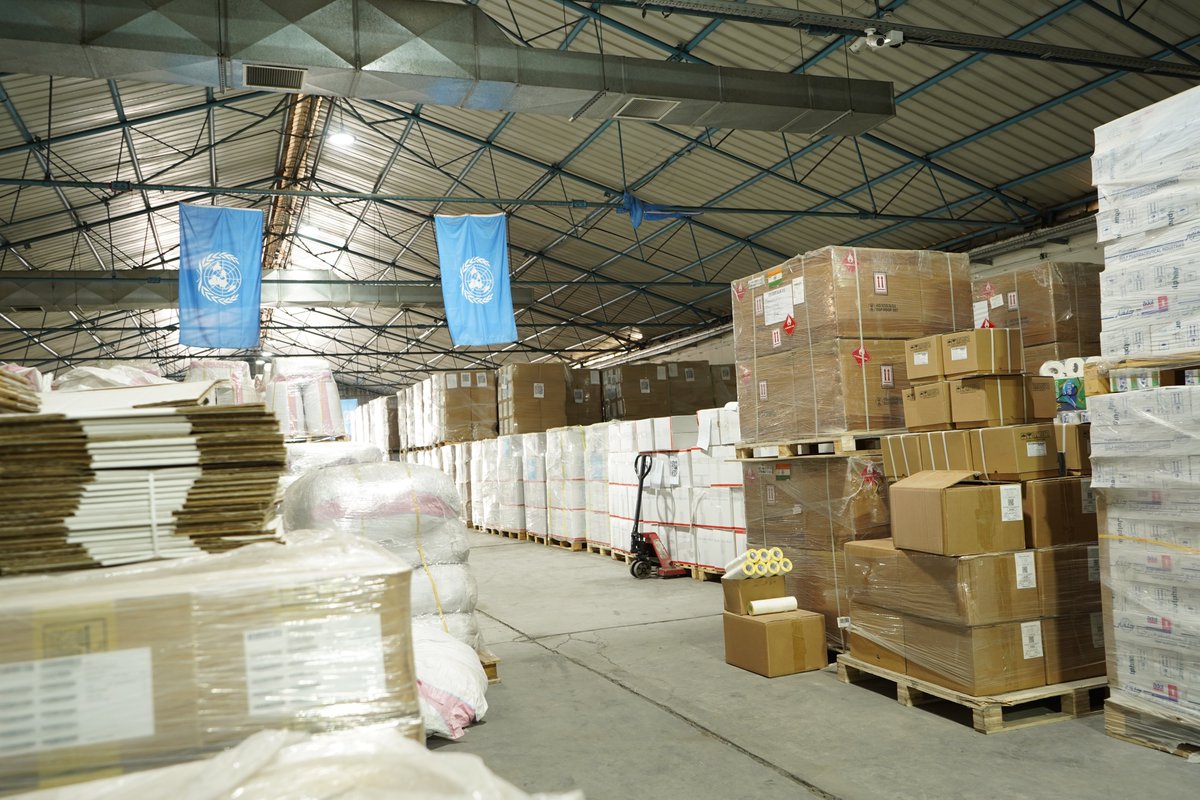 UNRWAJFO's tweet image. The @UNRWA #Jordan warehouse holds enough aid to last a month for over 200,000 people in #Gaza:

➡️ 2K tons of flour
➡️ 55K food parcels
➡️ 19K hygiene kits
➡️ 196K blankets
➡️ critical medical supplies

This aid has been blocked by the State of Israel. The siege must be lifted.