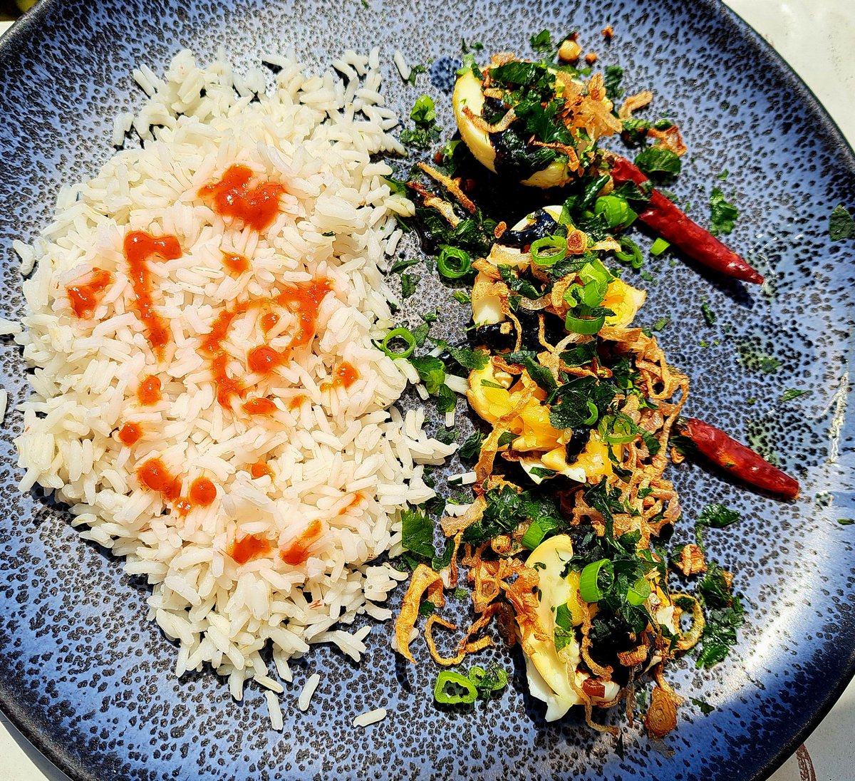 Thailändisches Streetfood zum Mittagessen. 

Schwiegersohn-Eier
(Khai luk kheuy)

Ich hoffe, die Eier haben diesen Namen bekommen, weil sie FÜR den Schwiegersohn zubereitet wurden. 😂