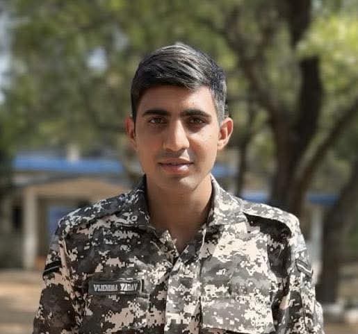 BGadhwal94's tweet image. झुंझुनूं , राजस्थान, निवासी #भारतीय_वायु_सेना के वीर जवान, #सार्जेंट विजेंद्र सिंह यादव जी के असामयिक निधन का समाचार अत्यंत दु:खद है
राष्ट्र के प्रति उनकी समृद्ध सेवा को हमेशा याद रखा जाएगा
ईश्वर दिवंगत आत्मा को अपने श्रीचरणों में स्थान दे  .... #RipSir