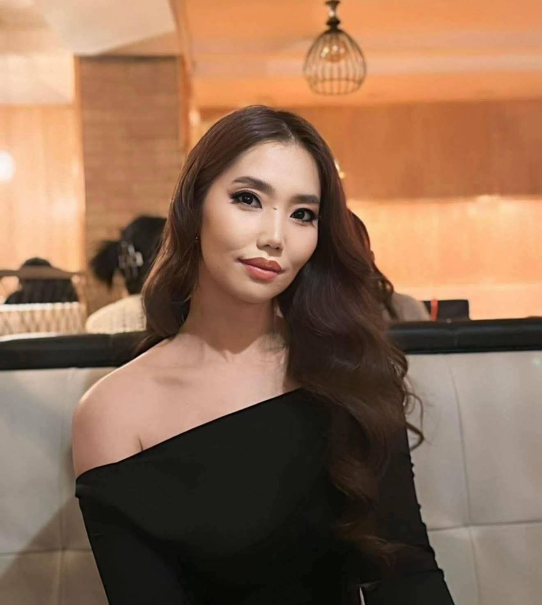 Ийм сайхан бүсгүйг олон удаа хутгалж алсан нөхөр нь гэх Э гэгч этгээд гэнэ‼️‼️‼️
Новшийн үрчгэр өвгөн хардаж, зодож нүддэг тэгээд салж хагацаж чадахгүй гэж араас нь гүйж байгаад ийм юм болж🤦‍♂️🤦‍♂️🤦‍♂️