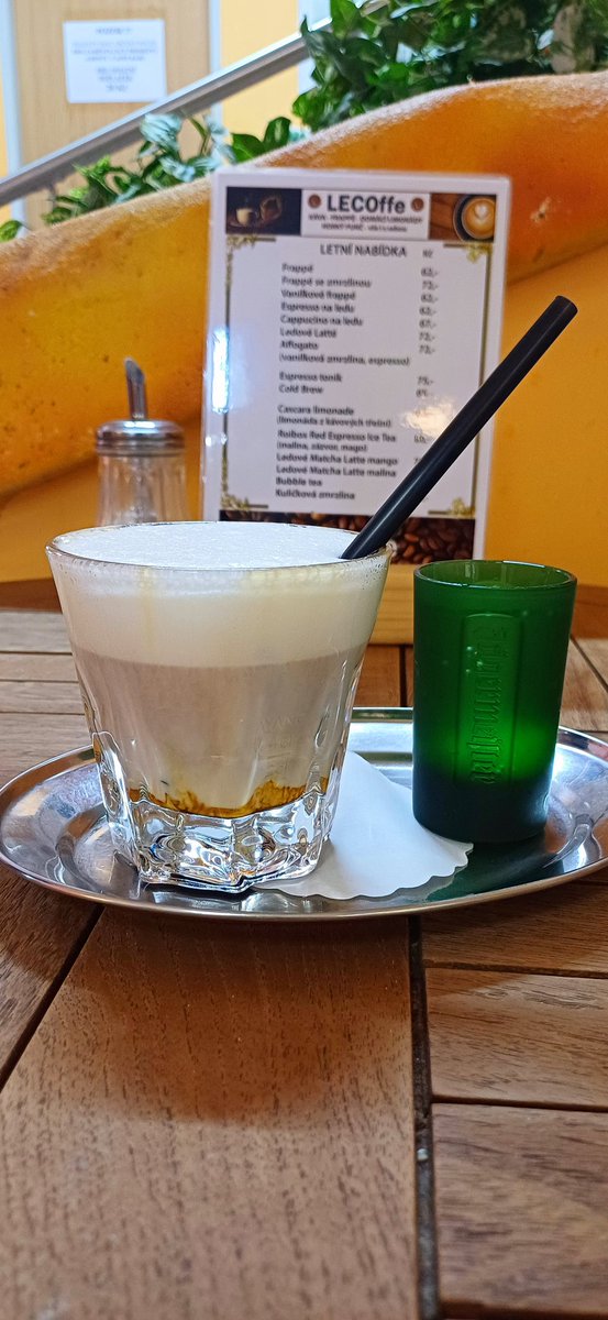 Osvěžení u "mého Makedonce" v Jeseníku. Ledové espresso 🌞.
S kávou tady umí 👌.