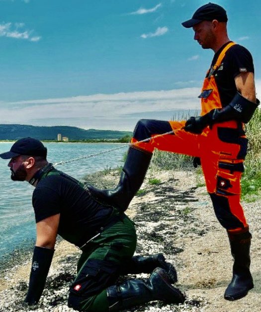 …net! Fucking at the sea… in rubberboots obviously 🐽