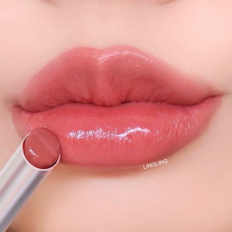 ling_wrsc's tweet photo. ลิป cute press รุ่นใหม่ butter lip gel 🧈 รุ่นนี้น่ารักกก มาในซองฉีกกับสติ๊กเกอร์แปะลิป เนื้อลิปเป็นเนื้อเจลชุ่มชื้นที่สีชัดเลยค่ะ มีกันแดดด้วย เนื้อและสีเกาะปากดี หลิงชอบสี 06,07 ค่าา https://t.co/hNhhaJWuQd