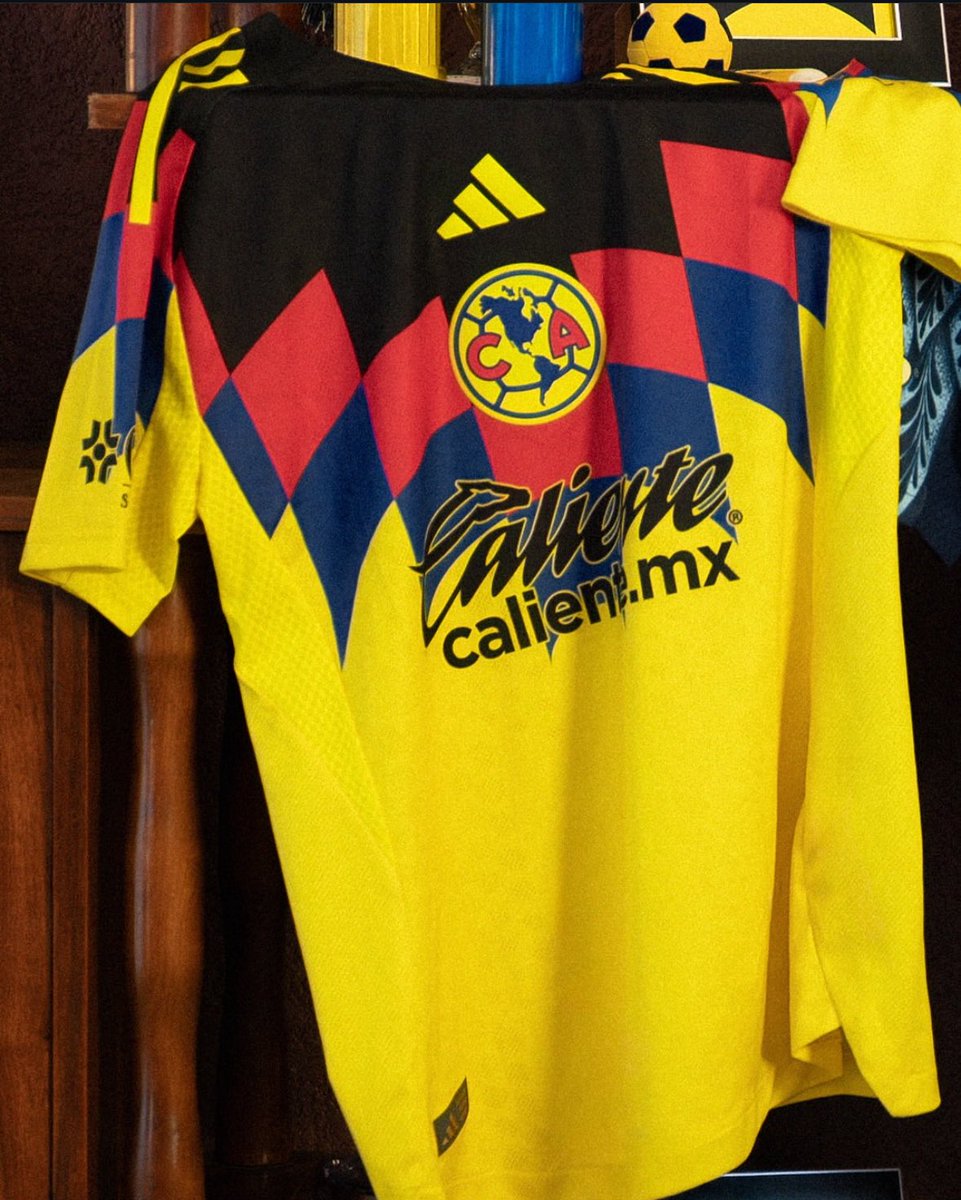 ResacaAmerica's tweet photo. 🚨¡OFICIAL!🚨

América y Adidas presentaron el nuevo jersey oficial de nuestro equipo para la temporada 25/26. 🤩

Después de 25 años, vuelven para una época INEVITABLE. 😮‍💨

¡¡LA ÉPOCA DE ADIDAS REGRESA A COAPA!! 💛💙 https://t.co/KV0YhTU9q0