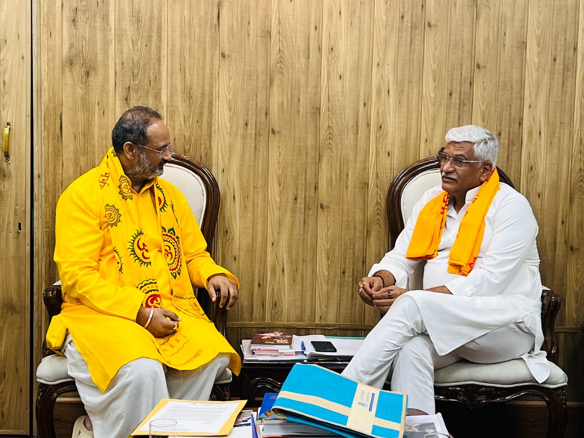 “भारत की संस्कृति केवल भूतकाल की स्मृति नहीं, भविष्य का मार्गदर्शन है।”

@GSSJodhpur जी (केंद्रीय संस्कृति एवं पर्यटन मंत्री) से भेंट कर भारत की सांस्कृतिक चेतना, मूल्यों आधारित नेतृत्व और सांस्कृतिक पर्यटन पर गहन विचार-विमर्श हुआ।
गायत्री दर्शन, युग निर्माण और भारत के भविष्य पर