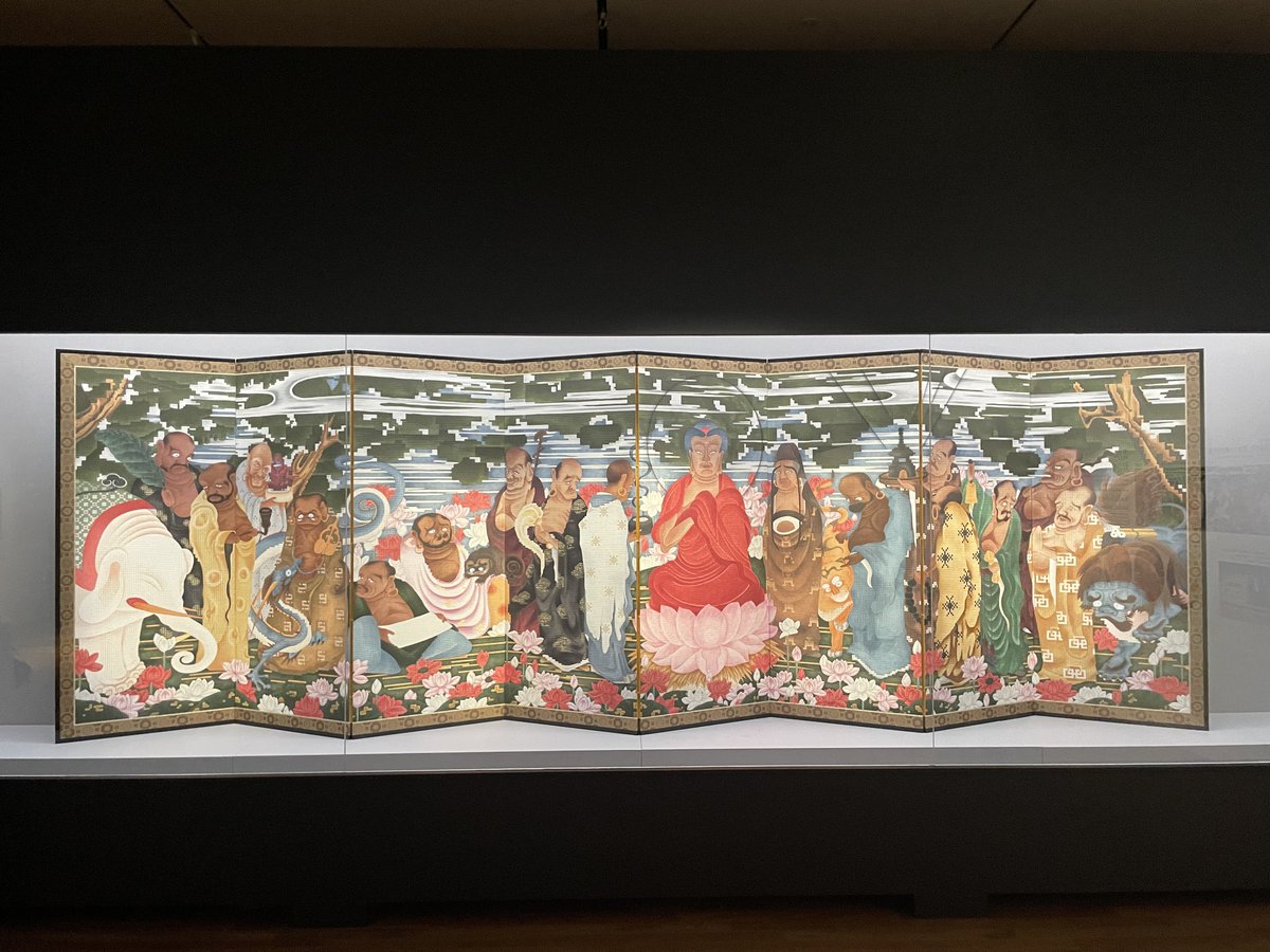 7/19（土） 甦る若冲ナイト　開催！

「甦る若冲」とは、戦災で失われたとされる伊藤若冲の幻の大作《釈迦十六羅漢図屛風》をデジタル技術で復元したプロジェクトを紹介する書籍です。

大阪中之島美術館で開催中の「日本美術の鉱脈展　未来の国宝を探せ！」でも復元の成果が展示されています。