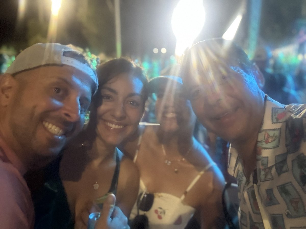 RepJorgeNavarro's tweet photo. Compartiendo con nuestra gente desde el Pal Campo Culinary Fest.
Disfrutamos de la buena gente,música, artesanías y lo mejor de la gastronomía guaynabeña, en un evento pensado para el disfrute de toda la familia y el pueblo puertorriqueño. https://t.co/flC10nVRbq