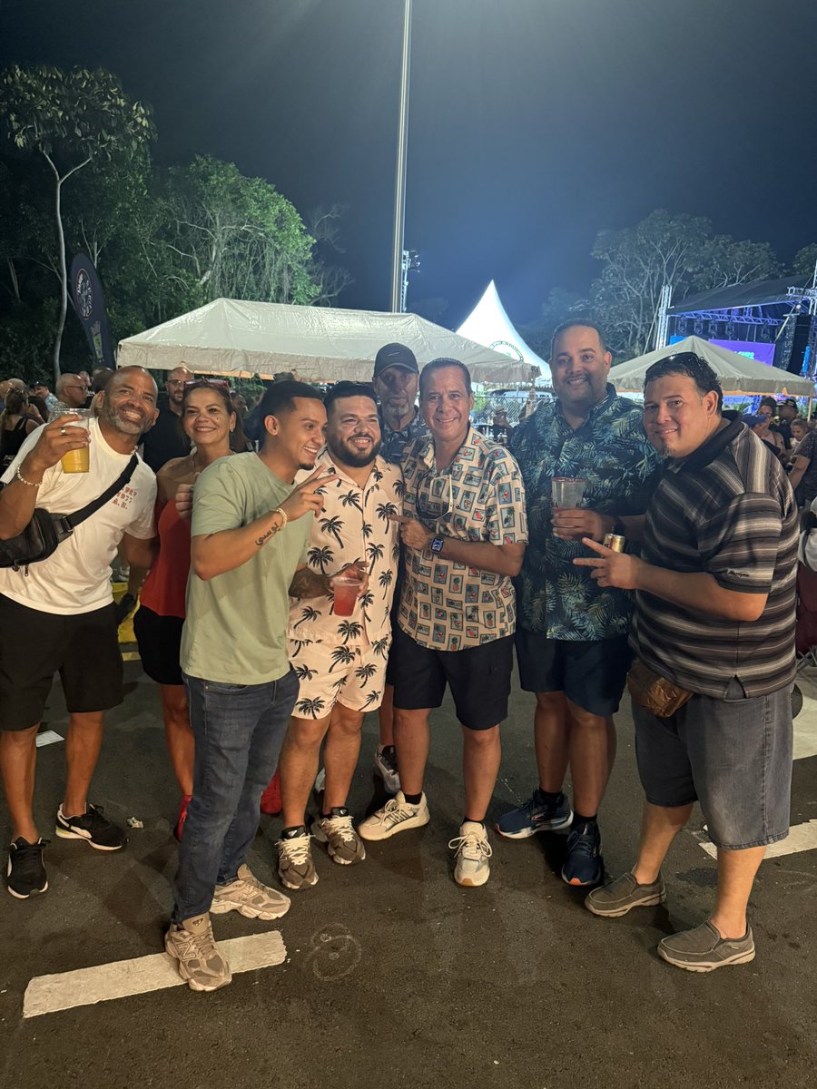 RepJorgeNavarro's tweet photo. Compartiendo con nuestra gente desde el Pal Campo Culinary Fest.
Disfrutamos de la buena gente,música, artesanías y lo mejor de la gastronomía guaynabeña, en un evento pensado para el disfrute de toda la familia y el pueblo puertorriqueño. https://t.co/flC10nVRbq