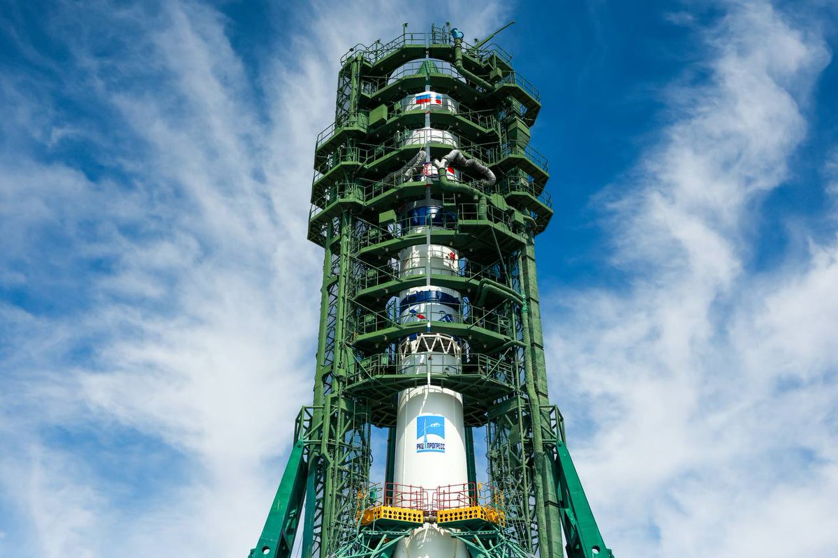 TheSpacePirateX's tweet photo. The Soyuz-2.1a rocket with the Progress MS-31 cargo spacecraft has been rolled out and erected vertically on Launch Pad 31. It is set to deliver 2,625 kg of supplies to the International Space Station, including scientific equipment, food, clothing, 950 kg of propellant, 420 kg of drinking water, and 50 kg of nitrogen.
Lift-off: July 3, 2025 at 19:33 UTC.
#Roscosmos #ProgressMS31 #Soyuz