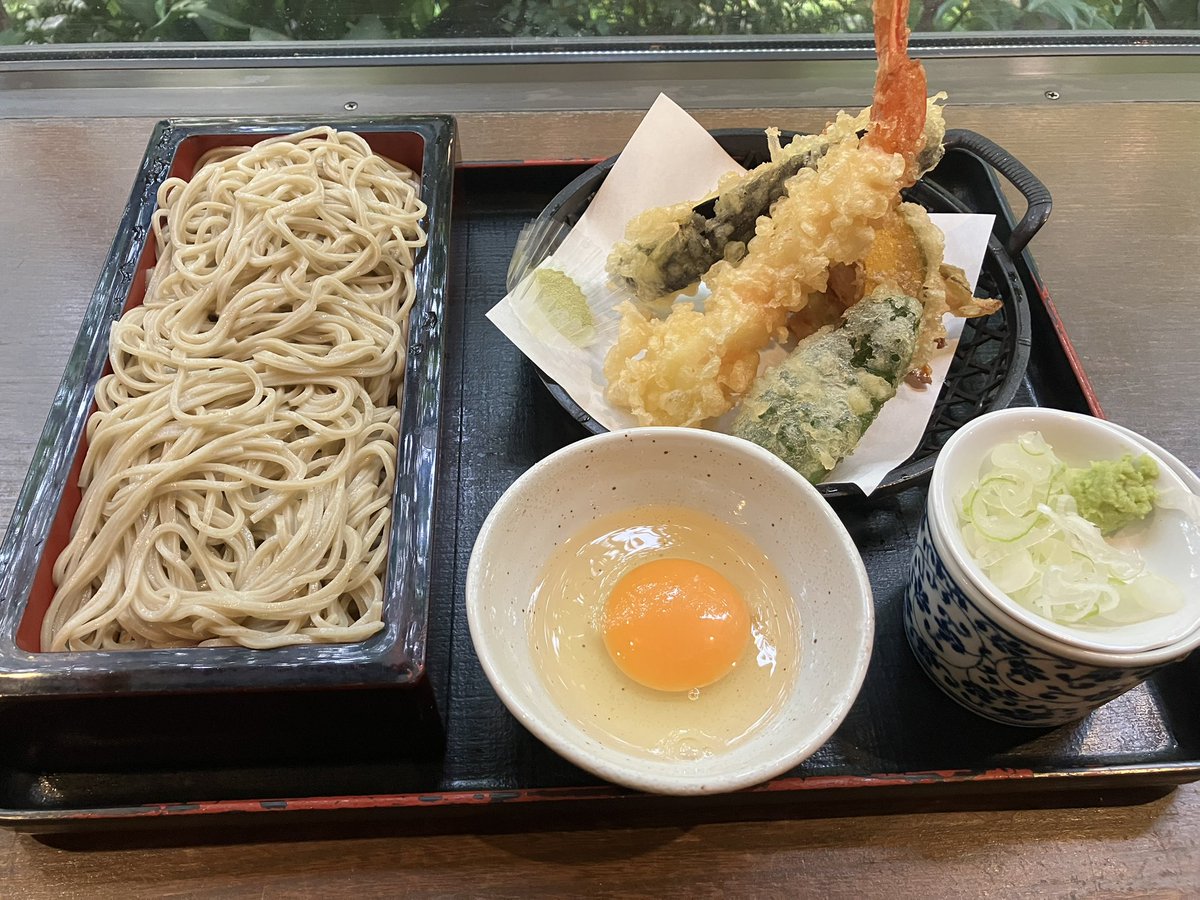 庭園を見ながらのビールに板わさとスルメの肝あえ😍
からのやっぱり天ざる❗️😆✨
最高に癒されております☺️🌸