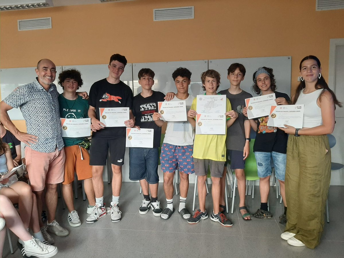Ins4Cantons's tweet photo. Divendres 20 de juny a la biblioteca de l'institut, vam celebrar un acte de lliurament de premis i diplomes de concursos matemàtics en els quals hem participat i guanyat aquest curs.

#Matemàtiques #ProvesCangur #CopaCangur #ProvesPangea #Secundària #Ins4Cantons https://t.co/SvS7auOEuY