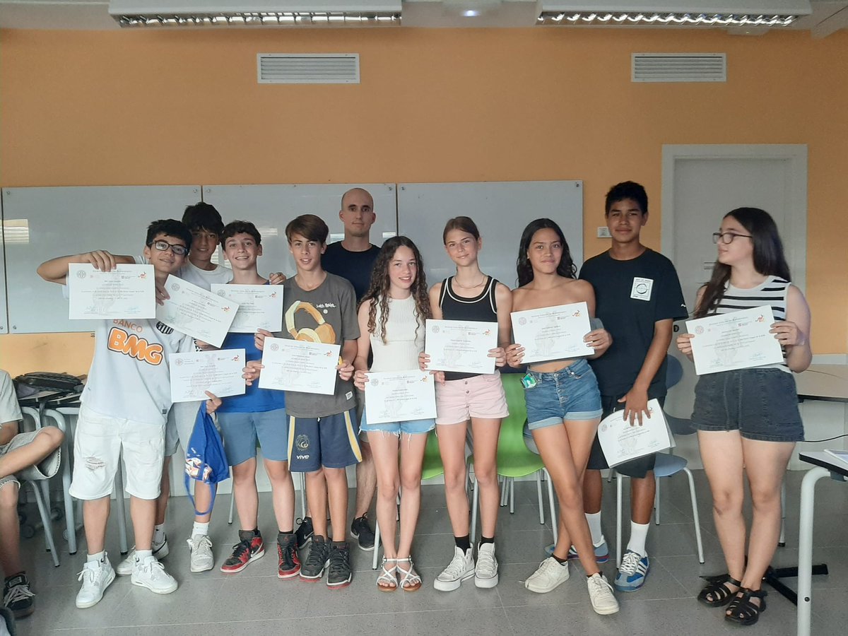 Ins4Cantons's tweet photo. Divendres 20 de juny a la biblioteca de l'institut, vam celebrar un acte de lliurament de premis i diplomes de concursos matemàtics en els quals hem participat i guanyat aquest curs.

#Matemàtiques #ProvesCangur #CopaCangur #ProvesPangea #Secundària #Ins4Cantons https://t.co/SvS7auOEuY