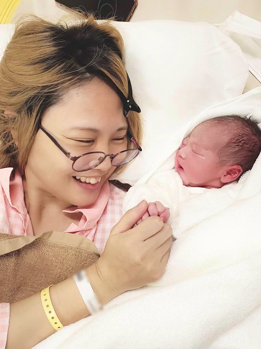 【ご報告】
6/2無事に男の子を出産しました✨
ベビは酸素不足や黄疸でNICUに移動し離れ離れになったり、自分は自分で貧血とオマタの炎症が酷く退院が伸びるかもと言われていたけど母子共に予定通り退院できました☺️
今は毎日寝不足だけどベビがかわいいです👶🏻💕
無事を祈ってくれた方々ありがとう🥰🫶