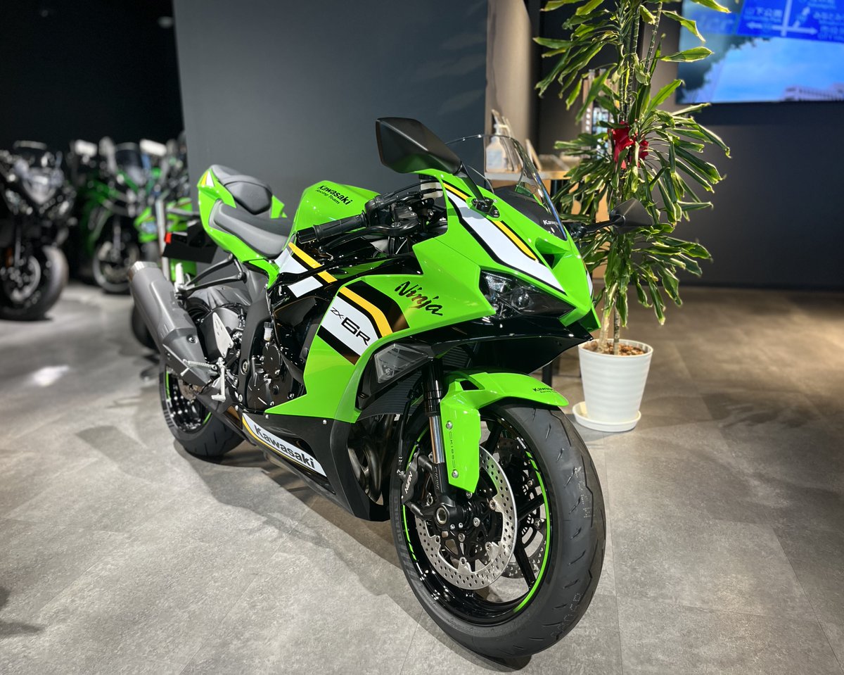 KAWASAKI Ninja ZX-25R メタリックスパークブラック｜株式会社