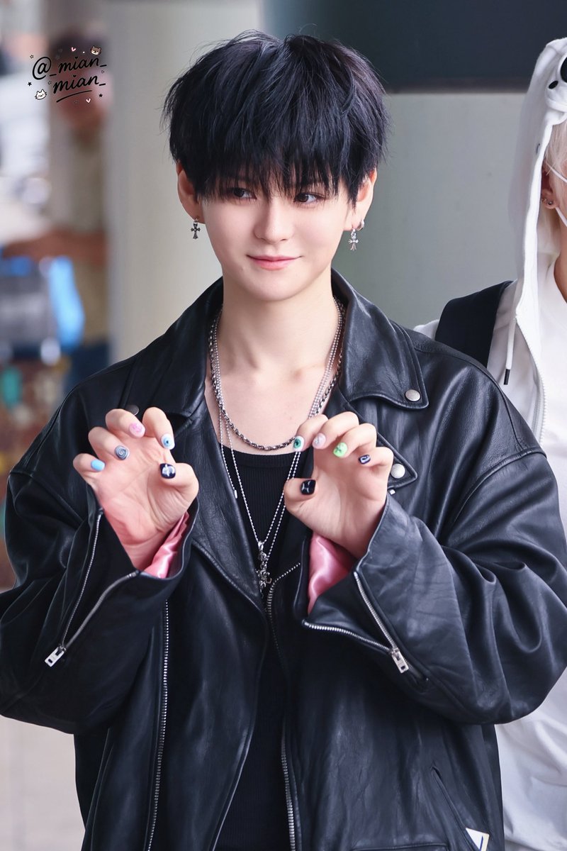 ヨシくん 自作のネイルしてるの見せてる☺️ 2025/07/01 GMP