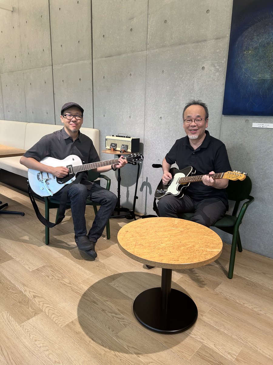 H_Hatayama's tweet photo. ニューヨークを拠点に活躍するジャズギタリスト。高免信喜せんぱい。北米、ヨーロッパ、日本でのツアーや各種ジャズフェスで忙しい中、今日はひなたやまキャンパスで講演。200名を超える学生が聴き入りました。写真はCS88+カフェでの１枚です。#桜美林大学　#オベリンナー https://t.co/KRTq30ZzrS