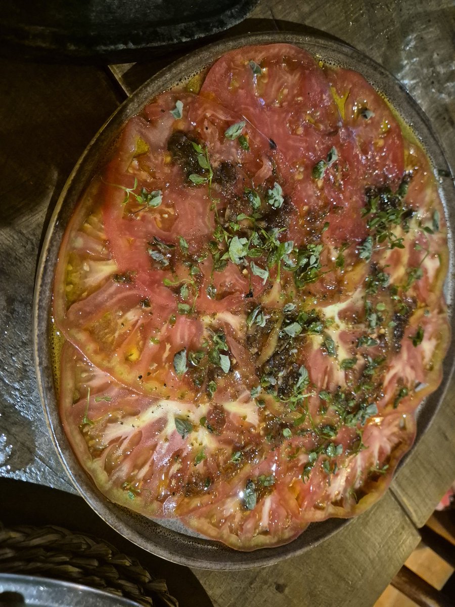 PhilippeRegol's tweet image. La langosta a la menorquina d #catalina @oscarmanresa #gavàmar tiene una cocción absolutamente perfecta. No la sobrecocina dándole golpe de Maillard: su carne sale blanca, nacarada y jugosa.Un 10!
Carpaccio de tomate, tiramisú muy dulzón y falto de café,pero goloso.
#terrazaTop
