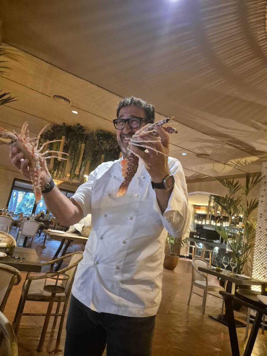 PhilippeRegol's tweet image. La langosta a la menorquina d #catalina @oscarmanresa #gavàmar tiene una cocción absolutamente perfecta. No la sobrecocina dándole golpe de Maillard: su carne sale blanca, nacarada y jugosa.Un 10!
Carpaccio de tomate, tiramisú muy dulzón y falto de café,pero goloso.
#terrazaTop