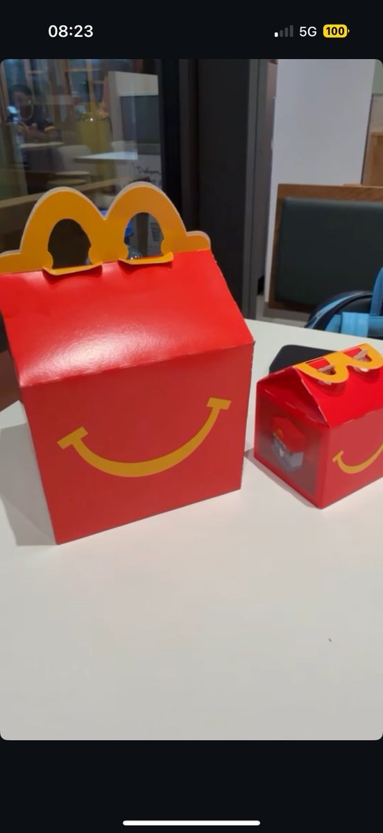 🎢🎠Bench68⛰️🌖 (@bench682) on Twitter photo McDo joue une fois de plus sur la nostalgie des plus grands tout en visant les plus jeunes.
Les nouveaux happy meals suisses ont des mini verses version McDo avec plateaux, distributeurs d’eau etc le tout dans une mini box
Ça rappelle les jouets des années 90 <a href="/Jerem87twt/">Jérem #Modzii</a> McDo joue une fois de plus sur la nostalgie des plus grands tout en visant les plus jeunes.
Les nouveaux happy meals suisses ont des mini verses version McDo avec plateaux, distributeurs d’eau etc le tout dans une mini box
Ça rappelle les jouets des années 90 <a href="/Jerem87twt/">Jérem #Modzii</a>